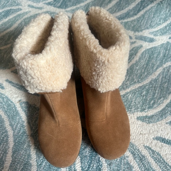 NWOB Crown Vintage Sherpa Brown Suede Booties Sz 8.5 - Picture 2 of 5